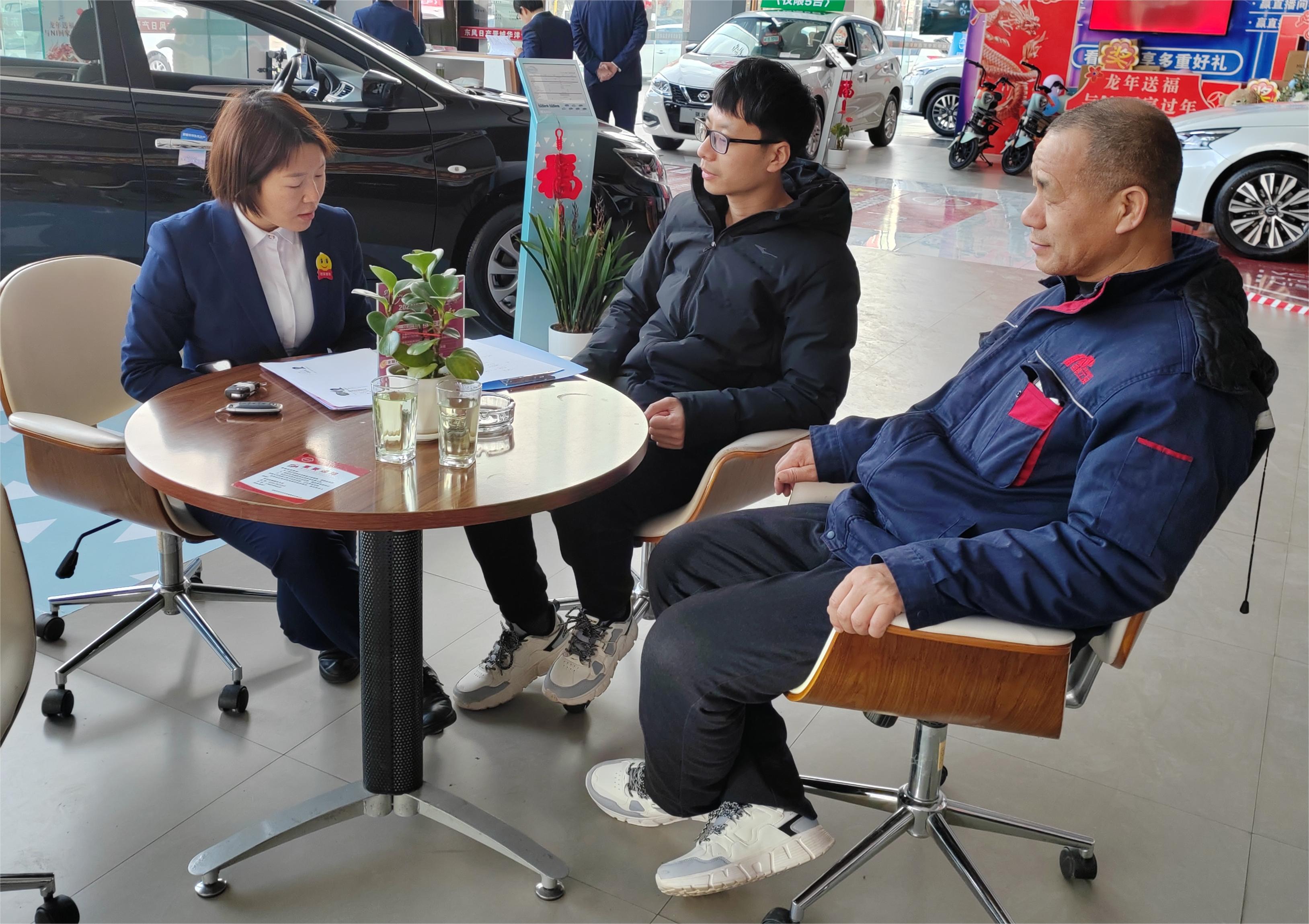 卓越服務(wù)，駕馭未來——記東風(fēng)日產(chǎn)4S店銷售顧問陳霞霞的汽車銷售之道